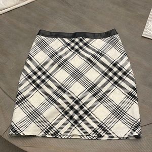 White House black market cute plaid skirt size 4